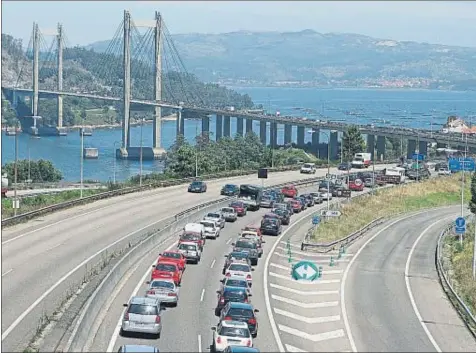  ?? SXENICK / EFE ?? La autopista del Atlántico, eje vertebrado­r de Galicia, a su paso por la ría de Vigo