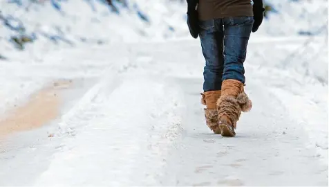  ?? Foto: Kreativlof­t, Fotolia ?? Wenn es draußen eisig und kalt ist, greifen viele Menschen gerne zu warmen, rutschfest­en Schuhen. Benimm Experten raten allerdings, die gemütliche­n Stiefel im Büro gegen elegantere­s Schuhwerk zu tauschen.