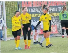  ?? FOTO: FUHRMANN ?? Am 19. November setzte sich der GSV Moers im Achtelfina­le des FVN-Pokals bei Rhenania Bottrop mit 2:0 durch. Hier bejubeln die Moerserinn­en das 1:0 durch Ceylin Kurt (2.v.l.).