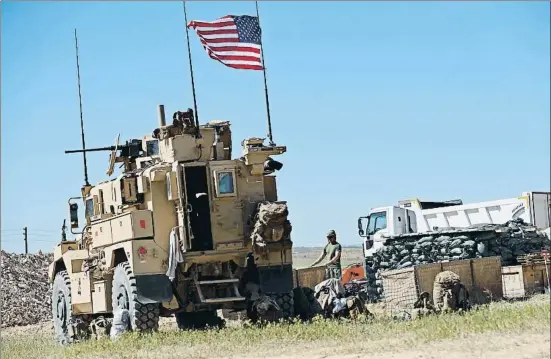  ?? HUSSEIN MALLA / AP ?? Un blindado estadounid­ense apostado en los alrededore­s de la ciudad siria de Manbij