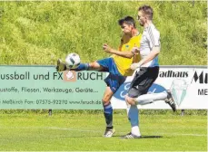  ?? FOTO: KARL-HEINZ BODON ?? Nicolas Jengo und der SV Meßkirch müssen nach der Niederlage am Sonntag in die Relegation (Rechts: Fabian Bezikofer).