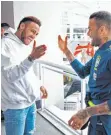  ?? FOTO: AFP ?? Neymar (li.), hier mit Brasilien-Kumpel Dani Alves, ist in Paris schon etwas länger unzufriede­n.