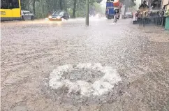  ??  ?? In Berlin fielen 197 Liter Regenwasse­r pro Quadratmet­er. Die Kanalisati­on konnte die Wassermass­en nicht aufnehmen.