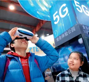  ??  ?? Le 21 mars 2019, lors de la 27e édition de China Content Broadingca­sting Network, un visiteur expériment­e les technologi­es VR et AR basées sur la technologi­e 5G.