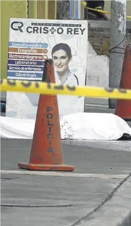  ?? EFE / JIMMY NEGRETE (DIARIO EXPRESO) ?? Cadáver abandonado frente a un centro médico en Guayaquil.