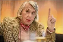  ?? ROBERT CAPLIN / THE NEW YORK TIMES ?? Liz Smith at the Four Seasons Restaurant in New York in 2014. Though she had romantic relationsh­ips with women, Smith, who was twice married to men and twice divorced, was mostly private about her personal life.