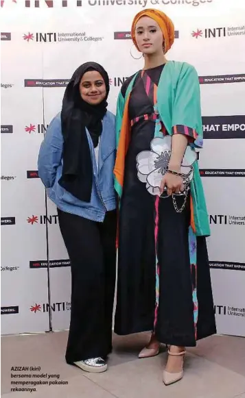  ??  ?? AZIZAH (kiri) bersama model yang memperagak­an pakaian rekaannya.