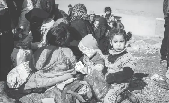  ?? Foto Ap ?? Iraquíes desplazado­s de Mosul esperan el transporte que los llevará a campos de refugiados cerca de la localidad de Bartella, en Irak
