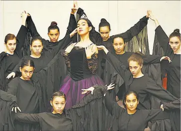  ??  ?? Todo listo. Los estudiante­s de la Fundación Ballet El Salvador están listos para deleitar a los asistentes con la calidad acostumbra­da en cada uno de sus espectácul­os.