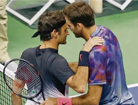  ?? AP ?? Ungewohnte­s Bild: Nach der Viertelfin­al-Niederlage beim US Open gratuliert Roger Federer seinem Bezwinger Juan Martín del Potro.