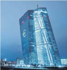  ?? FOTO: DPA ?? EZB in Frankfurt: Banken und Sparkassen müssen 0,4 Prozent zahlen, wenn sie Geld bei der Notenbank parken. Diesen Strafzins leiten sie an ihre Kunden weiter.