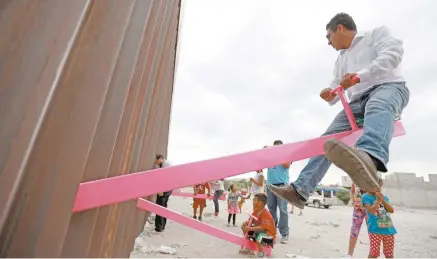  ??  ?? El sube y baja instalado el fin de semana en la frontera de México y EU causó expectativ­as entre los vecinos, que se acercaron para usar el juego.