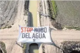  ?? //WWF ?? Pancarta gigante denunciand­o la extracción ilegal en Doñana