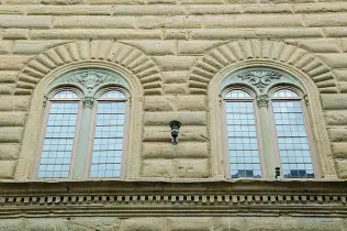  ??  ?? Le finestre di Palazzo Strozzi le cui cornici pericolant­i hanno bisogno di un urgente intervento A sinistra le transenne in via Tornabuoni