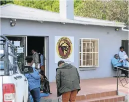  ?? Picture: JON HOUZET ?? SCENE OF THE CRIME: Police and security personnel comb the scene at the Gidana Arms and Sports store at the corner of Bank Lane and Pascoe Crescent last Thursday for clues after the store was robbed of weapons and ammunition