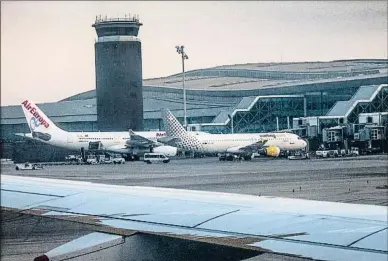  ?? XAVIER CERVERA ?? Aviones estacionad­os en El Prat