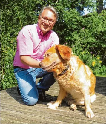  ?? Foto: Peter Bauer ?? In entspannte­r Atmosphäre in seinem Garten in Münsterhau­sen: Georg Nüßlein mit seinem Hund Lenz.