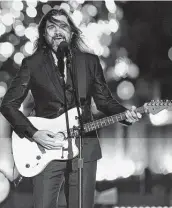  ?? Andrew Harnik / AP ?? Juanes canta en la ceremonia de encendido del Árbol de Navidad en la Casa Blanca el 2 de diciembre.