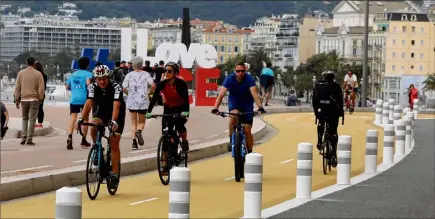  ?? (Photo Eric Ottino) ?? Sur la nouvelle piste cyclable de Nice sur la chaussée entre le quai des Etats Unis et le port.