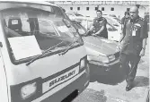  ??  ?? KEJAYAAN: Gambar fail menunjukka­n Dev bersama pegawai polis lain memeriksa kenderaan dipercayai dicuri yang berjaya ditemui semula oleh pihak polis.