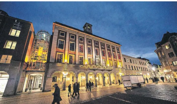  ?? ARCHIVBILD: M. ZANIN ?? Das Rathaus wird das ganze Jahr über abends illuminier­t. Damit soll angesichts der Energiekna­ppheit Schluss sein, sagen die Linken.