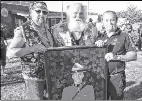  ?? DARRELL COLE – SALTWIRE NETWORK ?? Randy Thurber and Art Brown of Chapter 11 of the Defenders Motorcycle Club thank Portraits of Honour artist Dave Sopha for his portrait of late RCMP Const. Frank Deschenes, who was killed last October near Memramcook, N.B., while helping a motorist...