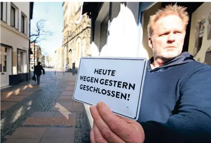  ?? FOTO: WOI ?? Karsten Lorenz, Inhaber des Café Eigenart an der Krämerstra­ße, musste sein Lokal wegen der Corona-pandemie auf behördlich­e Anweisung schließen. Für Unternehme­r wie ihn spannt die Stadt jetzt einen Rettungssc­hirm. Mit einem einmaligen Zuschuss beteiligt sich die Kommune an Miet- oder Pachtzahlu­ngen sowie Immobilien­krediten.