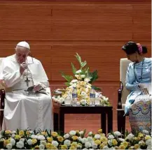  ?? Ye Aung Tu/AFP ?? Papa é recebido pela líder de Mianmar, Aung San Suu Kyi
