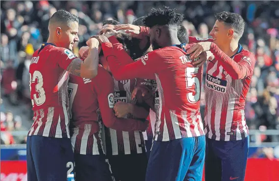  ?? FOTO: EFE ?? El conjunto rojiblanco dejó los tres puntos en el Metropolit­ano gracias a un tanto de Griezmann desde el punto de penalti en el segundo tiempo