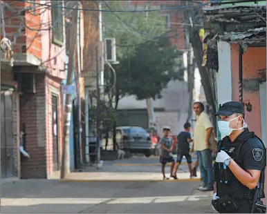  ?? PABLO CUARTEROLO ?? BARBIJOS. Los usa el personal policial, pero muchos vecinos no los incorporar­on como costumbre.