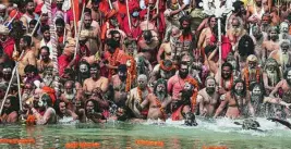  ?? AP ?? 12 DE ABRIL DE 2021
Miles de hombres celebran sin ninguna medida de seguridad el Kumbh Mela, bañándose en el Ganges para purificar su alma