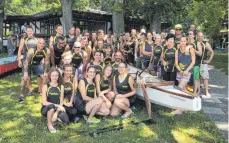  ?? FOTO: VEREIN ?? Das gemischte Zeppelinos­team am Seemooser Horn auf dem Gelände des Kanusport Friedrichs­hafen.