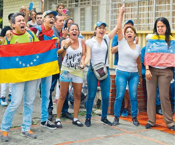  ?? JAIME MORENO VARGAS/ADN ?? En Bucaramang­a, habitantes del vecino país se concentrar­on en el restaurant­e ‘Sabor aquí’, donde gritaron arengas contra Maduro. En Venezuela se hacía conteo de votos.