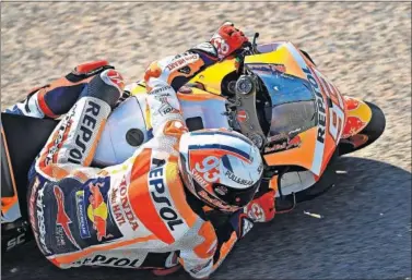  ??  ?? Marc Márquez negocia una curva con su Honda durante los entrenamie­ntos de ayer en Sachsenrin­g.