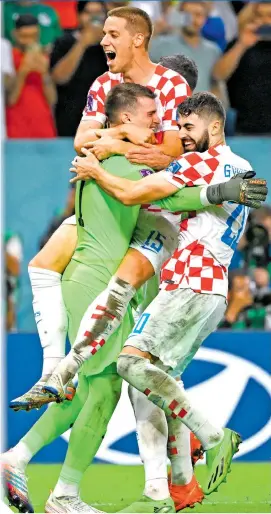  ?? ?? El guardameta croata celebra junto a sus compañeros el boleto a cuartos.