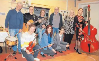  ?? FOTO: FRANK CZILWA ?? Die Lobpreisgr­uppe in ihrem Proberaum in Wehingen (von links) kniend Jana Kleemann, Ada Villing und Lena Jäger; stehend Thomas Villing, Joachim Penz, Nicole Hauser, Thomas Trapp, Martina Penz und Maja Wicherek.