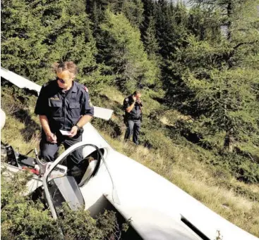  ?? Bilder: SN/BURGI LÖCKER ?? Der Segelflieg­er stürzte auf dem Speiereck in einen Hang ab. Günter Maier (kl. Bild) war als Urlaubsgas­t zufällig in diesem Gebiet unterwegs und leistete Erste Hilfe. Der Notarzthub­schrauber aus Kärnten flog den Piloten vorsichtsh­alber in das...