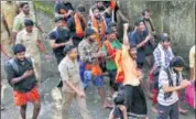  ?? REUTERS ?? Police personnel escort members of Hindu groups to the Pambha base camp to prevent them from clashing with women who want to enter the Sabarimala temple in Kerala on Thursday.