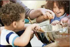  ?? CONTRIBUTE­D ?? Establishi­ng healthy eating habits in children can help a good lifelong habit, experts say.