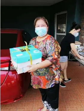  ?? (Chris Navarro) ?? QUARANTINE BIRTHDAY. Angeles City Vice-Mayor Vicky VegaCabigt­ing gets a birthday cake delivered to her home as she celebrated on Saturdauy her quarantine birthday with her immediate family, with no party or mass gathering, just delivered food and gifts from he staff and close friends to celebrate her natal day.