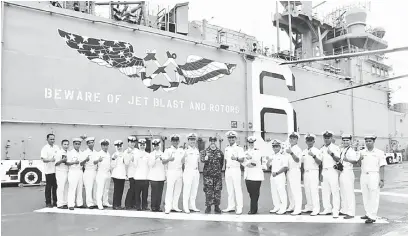  ??  ?? KERJASAMA: Anggota TLDM sempat merakamkan gambar kenangan di kapal gempur USS America.