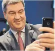  ?? FOTO: DPA ?? Markus Söder bringt WLAN in jeden bayerische­n Zug – zur Not persönlich.