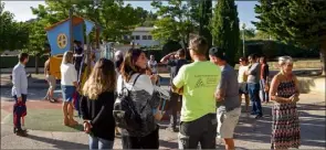  ??  ?? Les enfants ont eu tôt fait de prendre possession des jeux installés dans les cours de récréation.