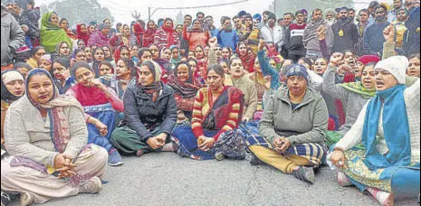  ?? SAMEER SEHGAL/HT ?? Parents along with locals staging a protest on National Highway 1 outside the private school at Beas, 40 kilometres from Amritsar, on Monday.