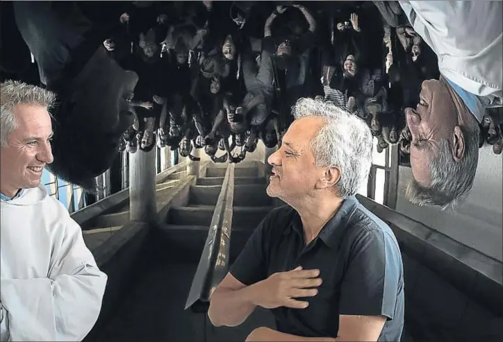  ?? JEAN-PHILIPPE KSIAZEK / AFP ?? Anish Kapoor dialoga con el hermano Marc Chauveau, comisario de la exposición, en el convento de La Tourette, frente a una de las obras de la muestra