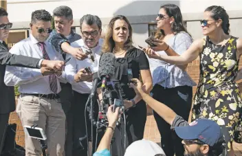  ??  ?? Chrystia Freeland, ministra canadiense de Exteriores, habla con la prensa antes de la reunión con el representa­nte de EU.