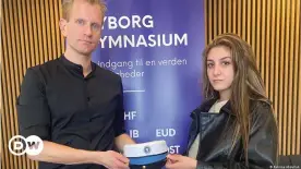  ??  ?? The Danish government wants to send refugee Aya Abo Daher, seen here with her high school principal, back to Syria