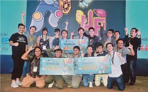  ??  ?? PEMENANG bergambar selepas sesi penyampaia­n hadiah SEA Game Jam 2017 di Level UP Inc Kuala Lumpur, baru-baru ini.