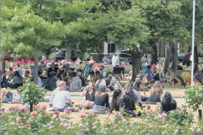  ?? PICTURE: JAMES HARDISTY. ?? HEATWAVE WARNING: People enjoying the hot weather in Park Square, Leeds city centre, yesterday.