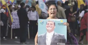  ?? AP ?? Movilizaci­ón. Seguidores del exmandatar­io ecuatorian­o, Rafael Correa, participan en una manifestac­ión por su líder, luego de que un juez emitiera una orden de búsqueda y encarcelam­iento por no presentars­e ante un citatorio de la corte.